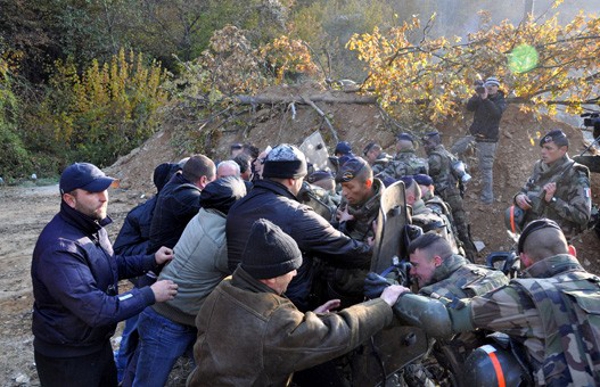 Кфор уклања барикаде на Брњаку, Срби постављају нове