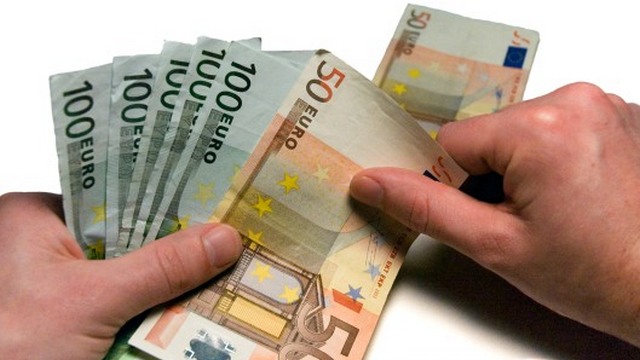 Банкама у просеку дугујемо по 834 евра
