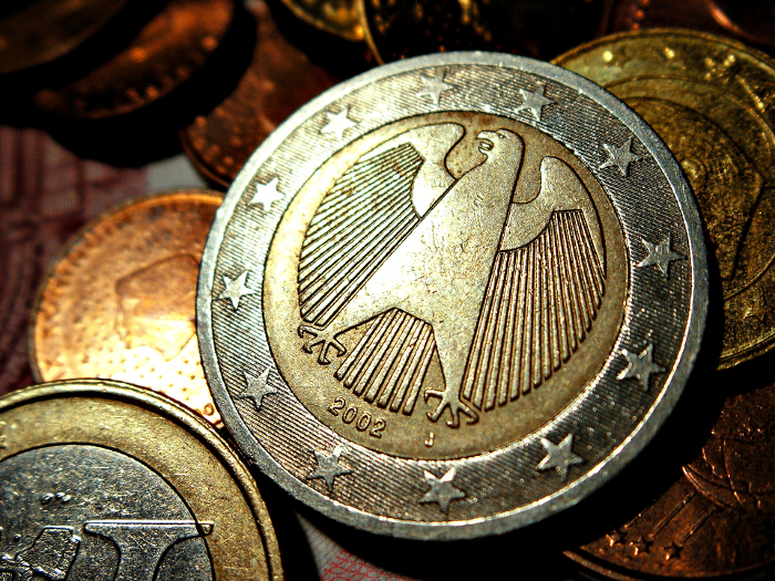 Евро бележи нагли пад, тренутно износи 1,03 долара - први пут након 2002. године