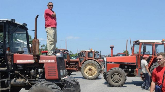 трактори блокада