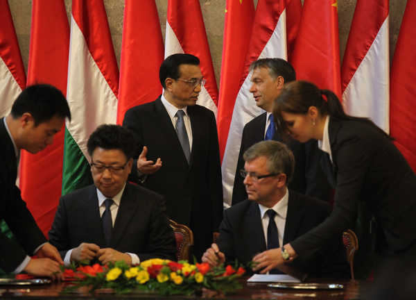 Кина гради и улаже у Мађарску