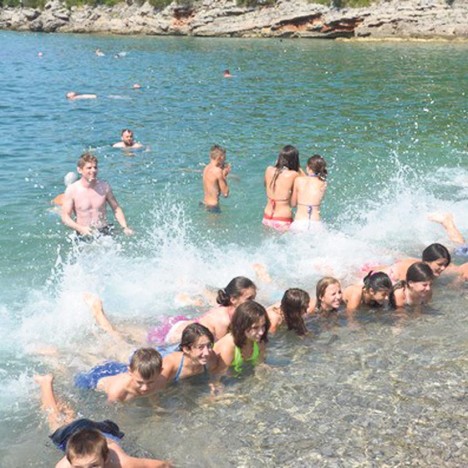 Француска НВО одвела децу са Косова на море