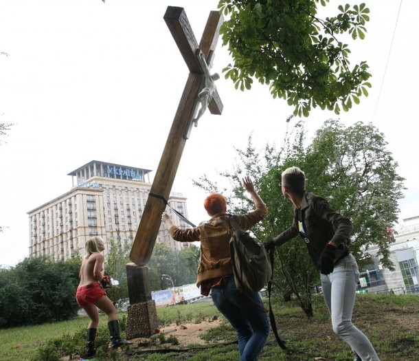 Активисткиње FEMEN срезале католички крст у Кијеву