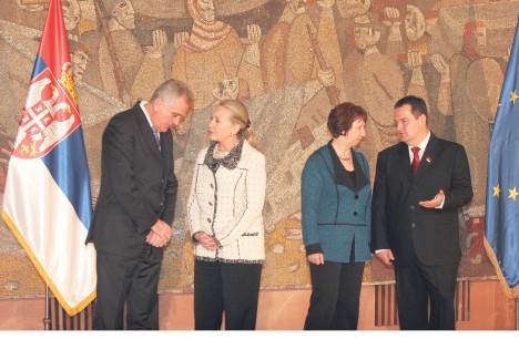 Квислинзи, Клинтонова и ЕУ на истом задатку: Ликвидирати Србију