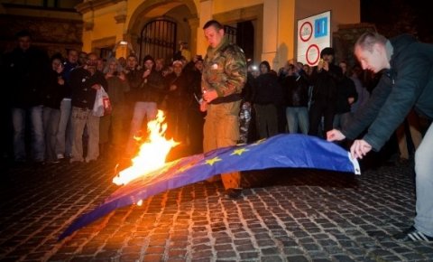 Почело је, почело: Словаци спалили заставу ЕУ