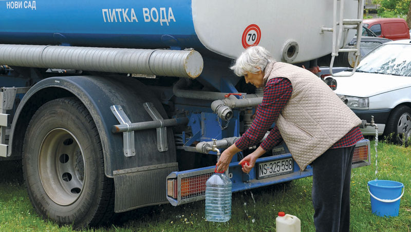 Нови Сад без воде, народ пије воду из цистерни