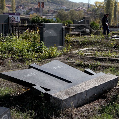 У јужној Косовској Митровици оскрнављено 90 одсто гробова