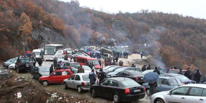 Срби протестују на Јарињу, бомба у Косовској Митровици