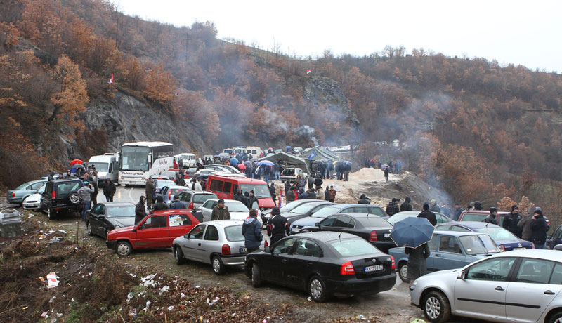 Срби протестују на Јарињу, бомба у Косовској Митровици