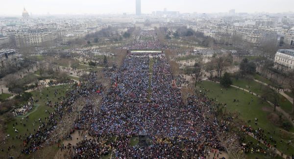 350.000 противника геј бракова преплавило улице Париза