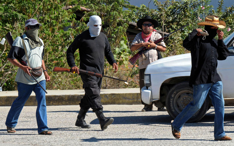Мексико: Грађани узели оружје и хапсе криминалце