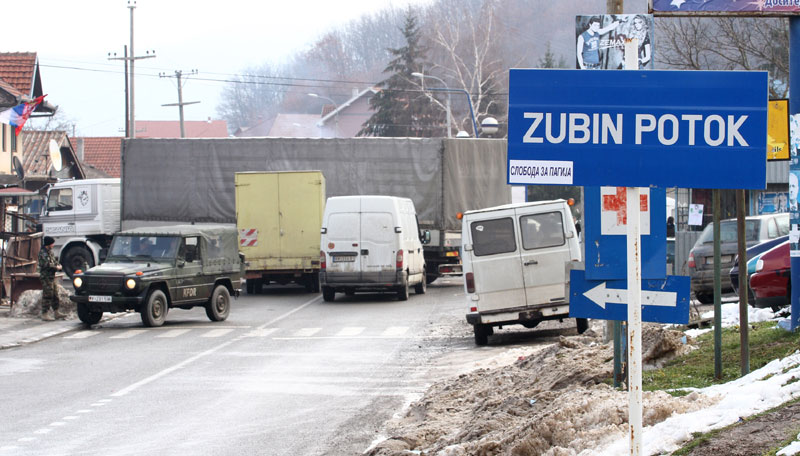 Срби блокирали пут у Зубином Потоку