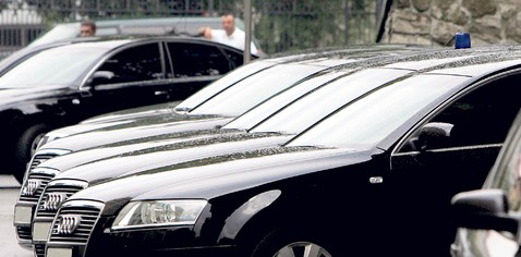 У Србији 30.000 људи возе службена кола?!