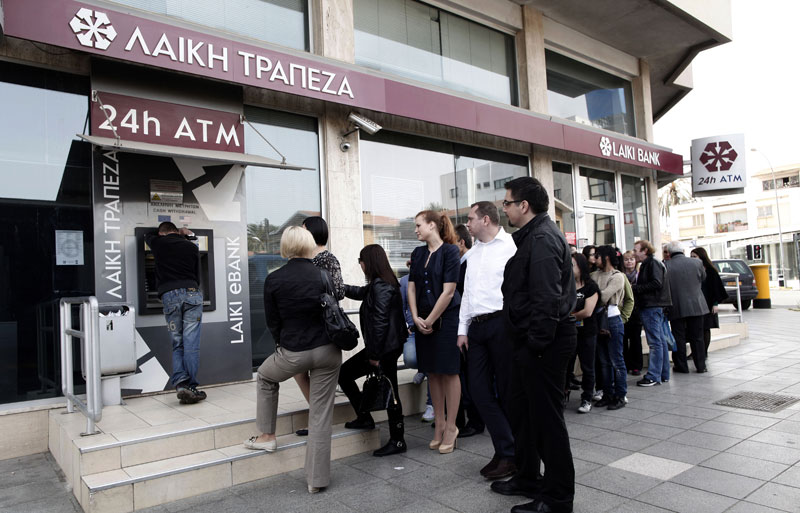 Кипар: Редови испред банкомата