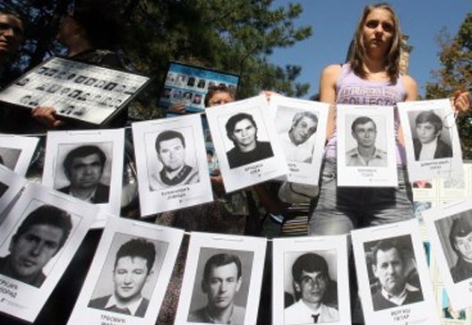Српски властодршци гурају жртву у загрљај џелата