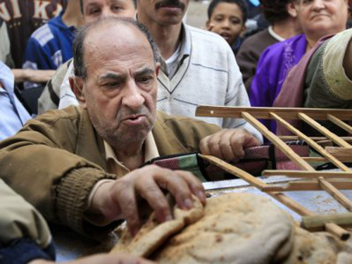 Стигла демократија: Египат штеди на хлебу