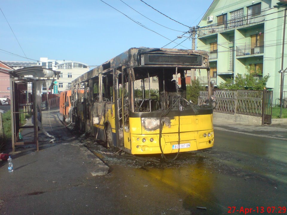 У Калуђерици потпуно изгорео аутобус ГСП, БусПлус остао читав
