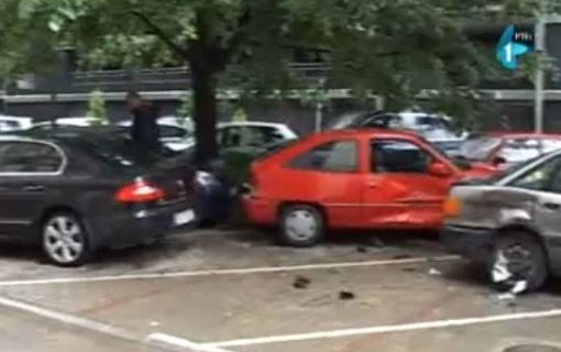 Ђиласова десна рука, Душан Елезовић уништава паркиране аутомобиле по Новом Саду (видео)