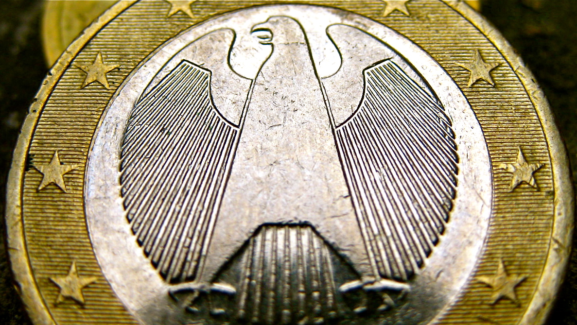 Наваро: Евро је прикривена немачка марка, а Берлин га користи против САД и својих партнера