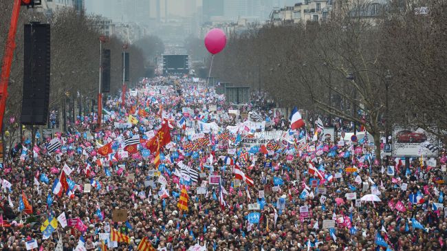 Више од милион људи против хомосексуалних бракова у Паризу (видео)