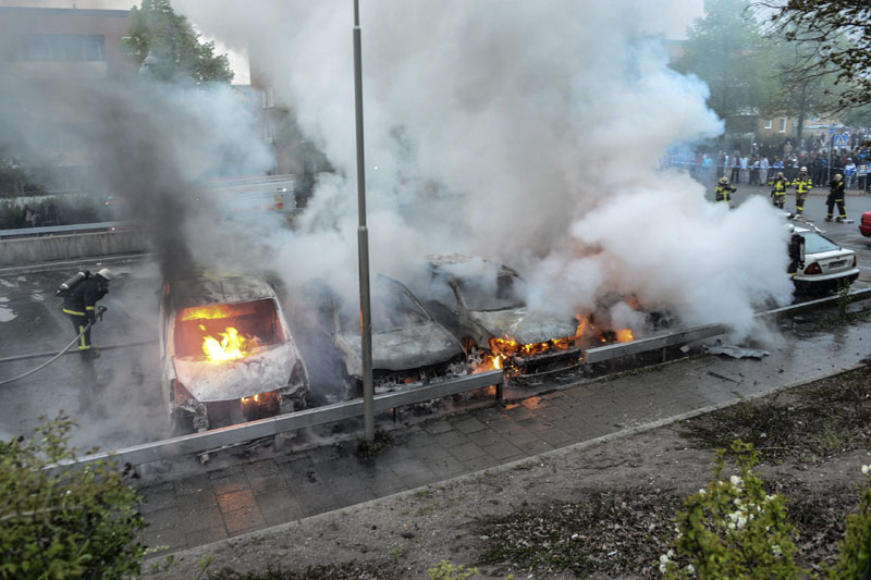 Стокхолм: Запаљена возила, школа, вртић и полицијска станица
