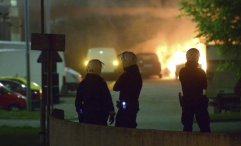 Нереди у Шведској: Летеле каменице, горели аутомобили (видео)