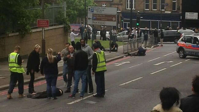 Исламисти у сред Лондона сатаром одсекли главу војнику (фото, видео)