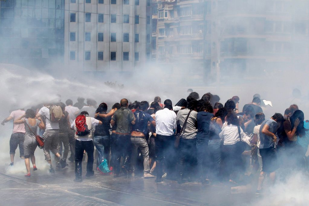 Турска: Рат демонстраната и полиције због парка (видео)