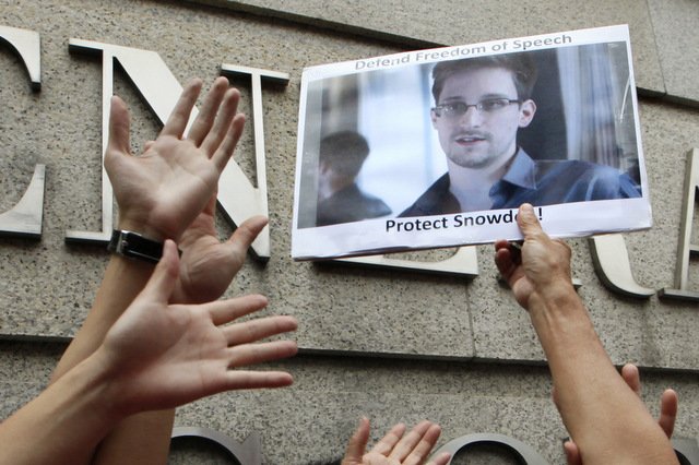 Екслузивно: Едвард Сноуден највероватније тражи и добија политички азил од Русије