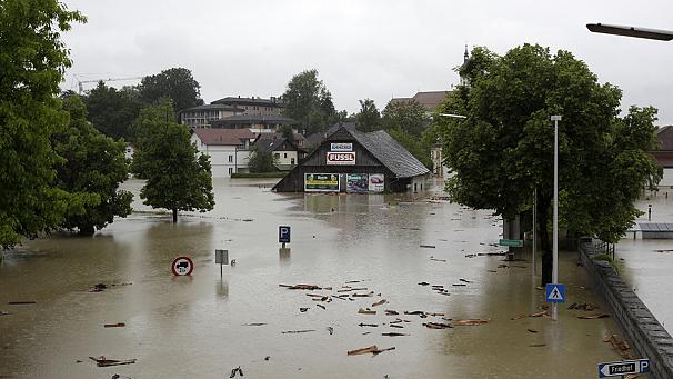 Поплаве у Европи однеле 16 живота, узбуна у Будимпешти (видео)