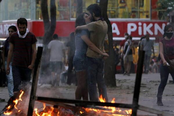 Турска: Протест почео због парка, траје због "терора државе": Двоје мртвих (фото)