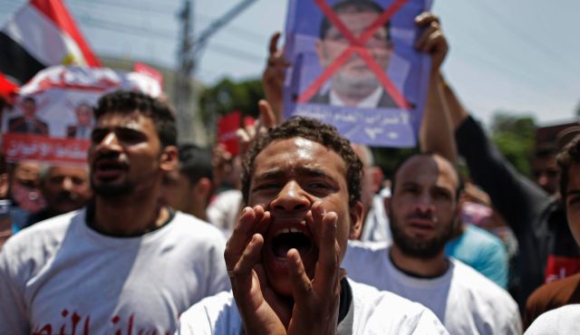 Египатска војска стрпала Мохамеда Мурсија у кућни притвор
