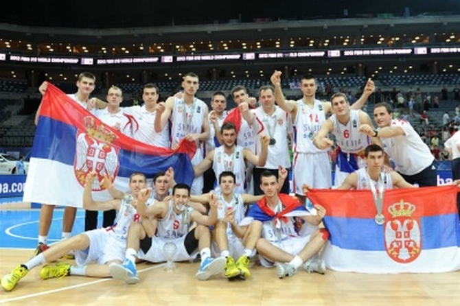 ВЕРА ИХ ОЈАЧАЛА: Јуниори постали први српски тим који подиже три спојена прста! (ВИДЕО)