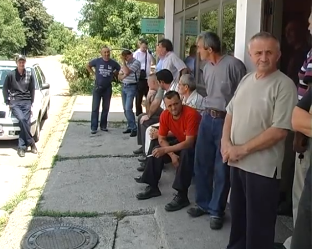Радници Жупе штраjкуjу глађу и наjављуjу радикалниjе мере (видео)