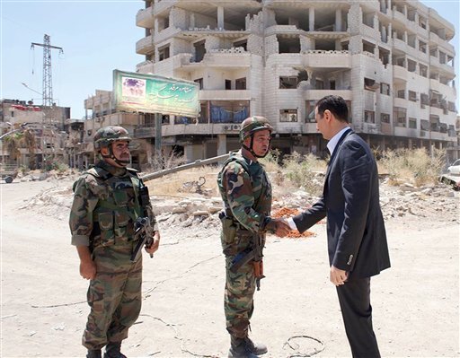 Сиријски председник Башар Асад у посети војницима на фронту (видео)