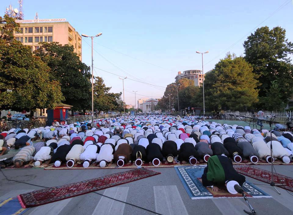 Како муслимани широм света дочеју бајрам-намаз (фото галерија)