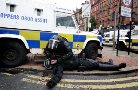 Нереди у Белфасту: Повређено 26 полицајаца, демонстранти их гађали циглама, шипкама и криглама пива (видео)