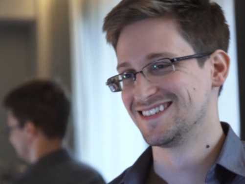 Руси дали азил Сноудену, он већ у Москви
