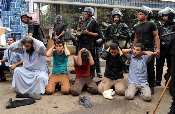 Каиро: Булдожерима на демонстранте, на десетине мртвих и повређених