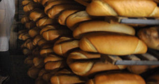 Србија: Хлеб и производи од брашна поскупели у просеку између 15 до 20 одсто (видео)