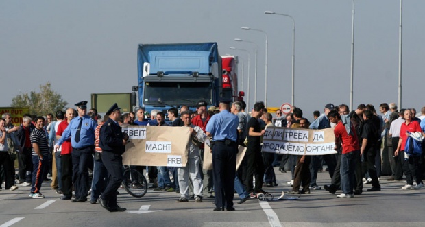 Нећеш проћи! Радници Желвоза блокирали мост Смедерево - Ковин