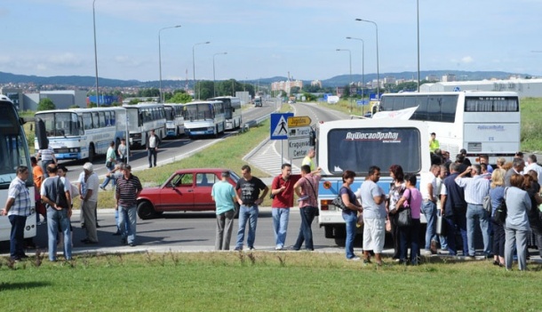 НЕЋЕШ ПРОЋИ! Радници "Аутосаобраћајног" из Крагујевца четврти дан блокирају главне путеве у Крагујевцу, пут и пругу ка Краљеву