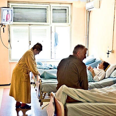 У Србији влада несташица медицинског материјала, срчани болесници чекају на операцију док се лопови у здравству растале