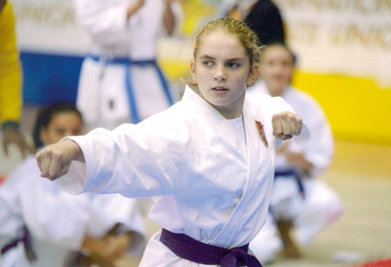 Брука државе: Отпутовала о трошку родитеља и постала светски јуниорски карате шампион у борбама!