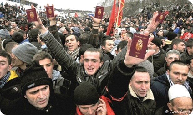Шиптари са КиМ масовно узимају српске пасоше док Србима то није дозвољено?!
