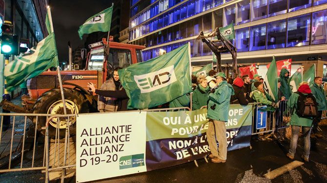 Демонстранти блoкирали самит ЕУ у Бриселу (видео)