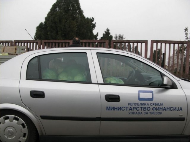 Замерају му превоз три џака купуса док никоме у Србији не смета 55.000 службених аутомобила и 11.000 шофера