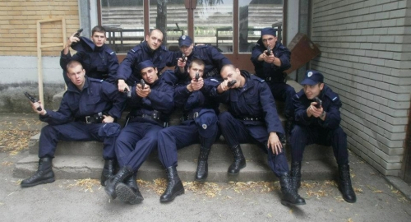Српски полицајци с друге стране закона
