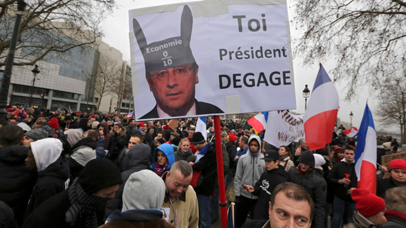 Нереди у Паризу: Французима се смучили Оланд, секс афере и педери