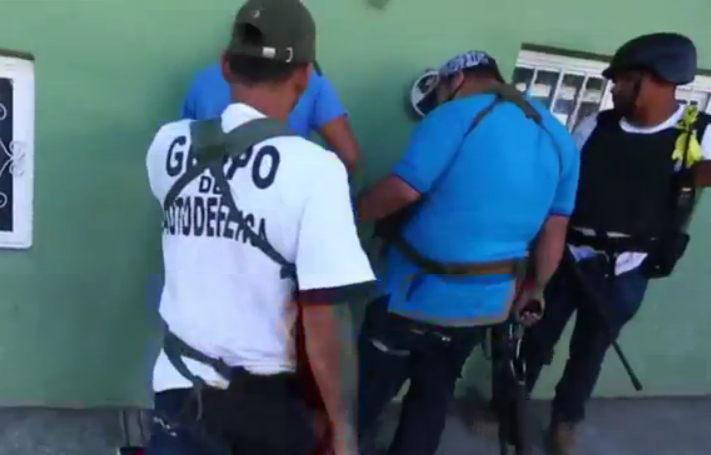 Како побуњени сељаци у Мексику уводе ред (видео)